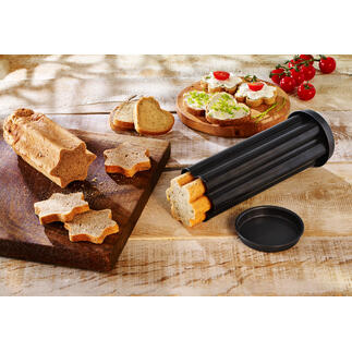 Drei Backröhren für Partybrot auf einem Holzbrett mit geschnittenen Brotformen und Aufschnitt.