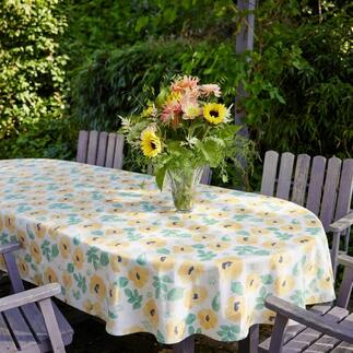Tisch gedeckt mit Aquarell-Tischdecke und Blumenstrauß.