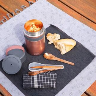 Isolierende Snackbox in Rosé mit geöffnetem Deckel, neben Brot und Besteck auf einer Decke.