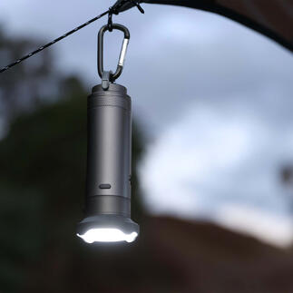 5-in-1 Outdoor-Kit mit einer Taschenlampe, die an einem Zelt hängt.