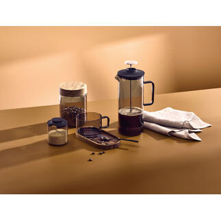 Mundgeblasene French-Press mit 600 ml, Kaffeebohnen und Gläsern auf einem Tisch.