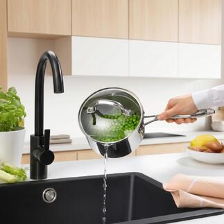 Stielkasserolle mit Siebdeckel, Wasser wird in die Spüle gegossen.