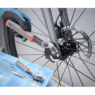 Schnellspann-Schlüssel wird zur Wartung eines Fahrradbremsmechanismus genutzt.
