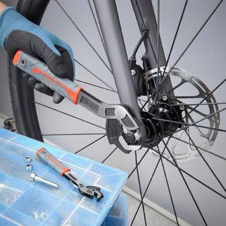 Schnellspann-Schlüssel wird zur Wartung eines Fahrradbremsmechanismus genutzt.