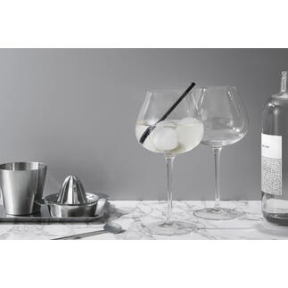 Zwei elegante Glas-Gingläser auf einem Marmor-untergrund
