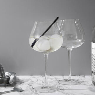 Zwei elegante Glas-Gingläser auf einem Marmor-untergrund