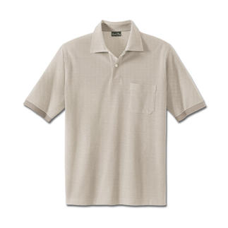 Beige Polohemd mit kurzer Ärmel und einer Brusttasche auf hellem Hintergrund.