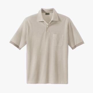 Beige Polohemd mit kurzer Ärmel und einer Brusttasche auf hellem Hintergrund.