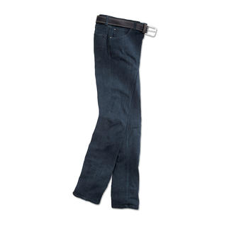 Dunkelblaue Jeans mit Gürtel, gerade auf dem Boden liegend.