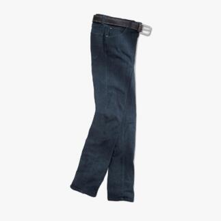 Dunkelblaue Jeans mit Gürtel, gerade auf dem Boden liegend.