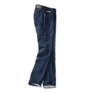 Dunkelblaue Jeans lässig gefaltet, leichter Stoff.