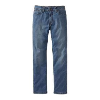 Blaue Sommer-Jeans mit geradem Schnitt auf weißem Hintergrund.