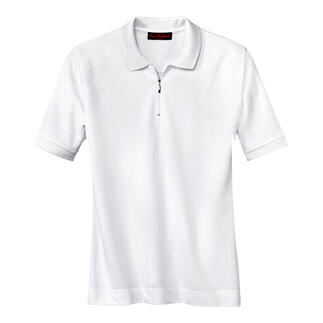 Weißes Poloshirt mit Reißverschluss, auf weißem Hintergrund.