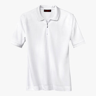 Weißes Poloshirt mit Reißverschluss, auf weißem Hintergrund.