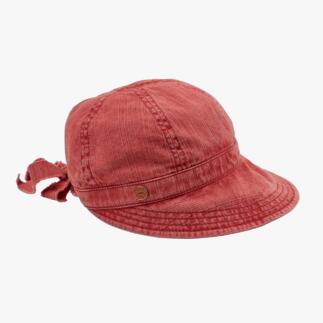 Rote Kappe mit einem weichen Schirm.