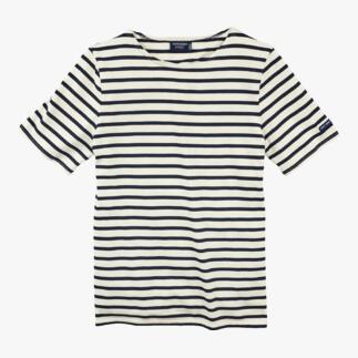 Ecru T-Shirt mit blauen Streifen auf einer weißen Fläche