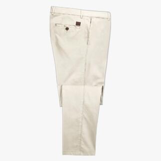 Beige Chino-Hose mit geringer Schrumpfung, flach liegend.