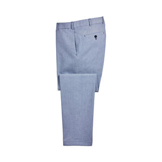 Hellblaue Hiltl Oxford-Hose auf einem Tisch liegend