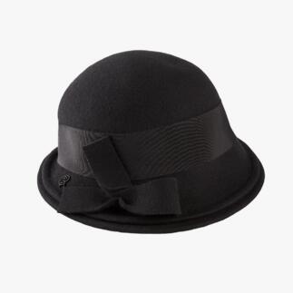 Schwarze Fleece-Cloche mit Satinband und Schleife.