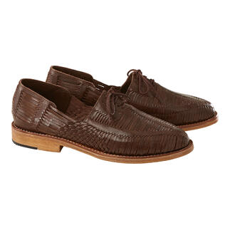 Braune Huarache-Flechtschuhe paar, nebeneinander auf weißem Hintergrund.