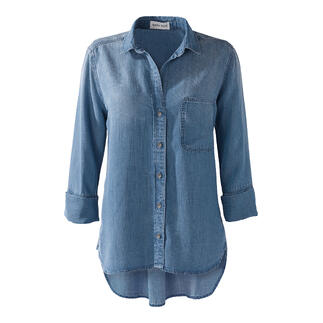 Bella Dahl Jeansbluse in hellblau auf weißem Hintergrund.