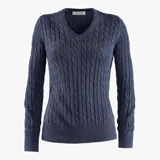 Grauer Carbery Leinen-Zopfpullover auf weißem Hintergrund.