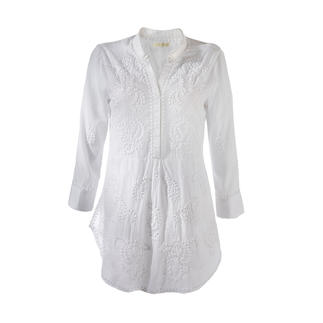 Helle, bestickte Hippie-Bluse in Weiß an einem Kleiderständer.