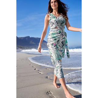 Frau im gemusterten Hip Wrap, trägt es am Strand.