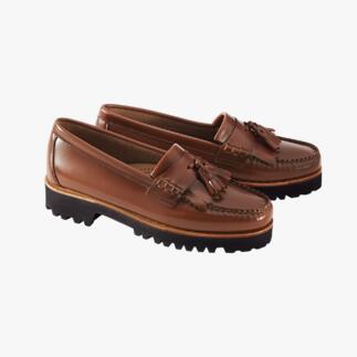 Beige braune Tasselloafer im Paar.