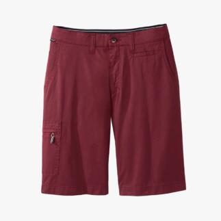 Rote Bermuda-Hose auf einem weißen Hintergrund, vollständig ausgelegt.