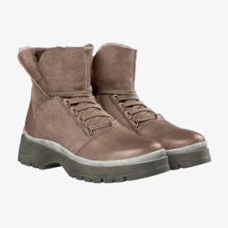 Hiking-Boots in hellbraun, frontal mit Schnürung.