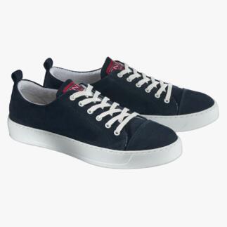Waschbarer Nubukleder-Sneaker in Dunkelblau mit heller Sohle aus zwei Perspektiven.