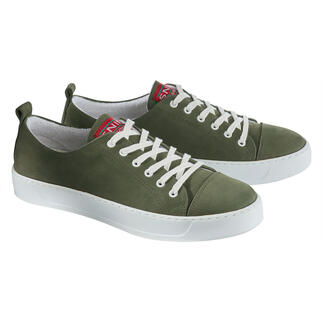 Waschbarer Nubukleder-Sneaker in Khaki mit heller Sohle aus zwei Perspektiven.