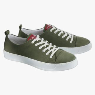 Waschbarer Nubukleder-Sneaker in Khaki mit heller Sohle aus zwei Perspektiven.