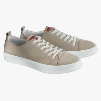 Waschbarer Nubukleder-Sneaker in Cremeweiß mit heller Sohle aus zwei Perspektiven.
