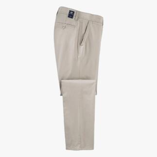 Helle Nano-Reisehose in aufrechter Position, zeigt die Seitenansicht und die Form.