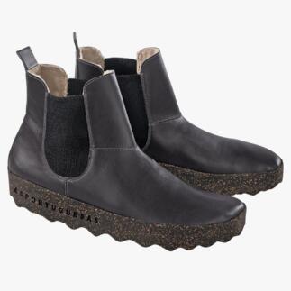 Paar schwarze Chelseaboots mit Korksohle auf weißem Hintergrund