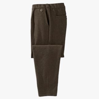 Herren-Softwalk-Hose in Dunkelbraun, auf einen Tisch gelegt.