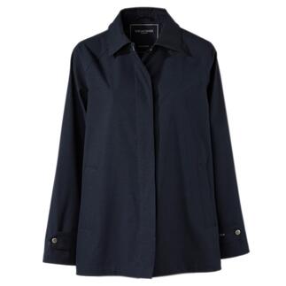Die Regen-Kurzjacke mit passendem Bucket-Hat: Modisch. Minimalistisch. Und 100 % wetterfest. Cleanes dänisches Design von Ilse Jacobsen, Hornbæk. 