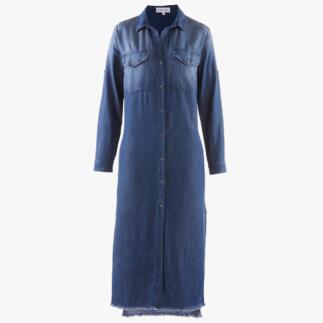 Frontansicht einer langen Denimbluse mit Druckknöpfen und Brusttaschen.