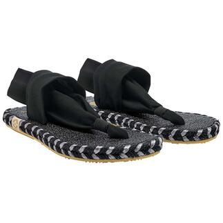Zwei schwarze Nalho Yoga-Zehensandalen nebeneinander