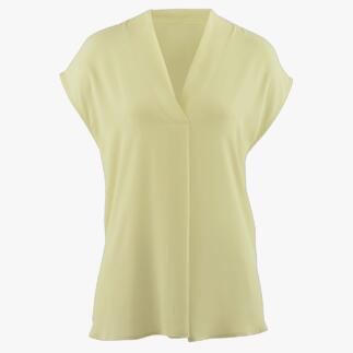 Gelbes Sommer-Blusenshirt auf einem weißen Hintergrund