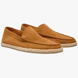 Zwei braune Espadrille-Mokassins nebeneinander auf hellem Hintergrund.