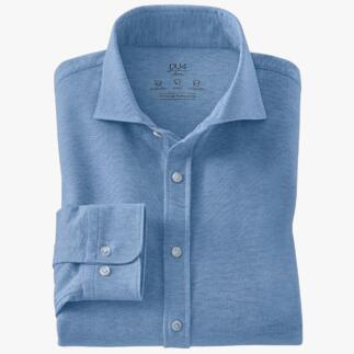 Hellblaues Piqué-Shirt ordentlich gefaltet.