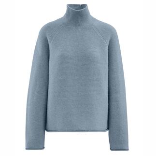 Hellblauer Boxy-Pullover mit hohem Kragen.
