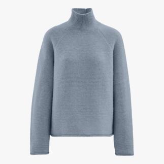 Hellblauer Boxy-Pullover mit hohem Kragen.