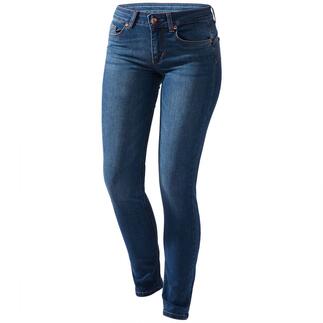 Vorderansicht einer Frau in Liu Jo Slim Fit Jeans, im hellen Denim