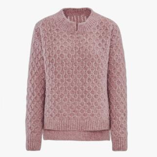 Rosa Pullover mit strukturierter Oberfläche, hoher Kragen und lässiger Schnitt.