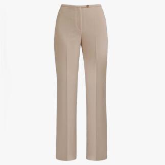 Beige Kofferhose, Vorderansicht mit Reißverschluss und Knopf.