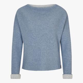 Blauer Pullover mit weitem Halsausschnitt und gestreiften Ärmelbündchen.